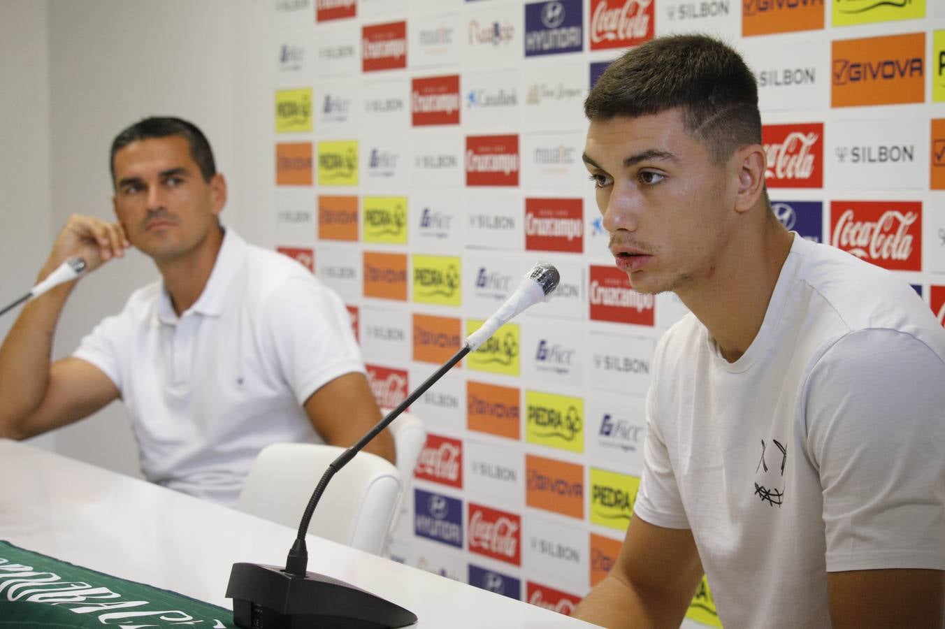 La presentación de Simo y Adrián Fuentes, en imágenes