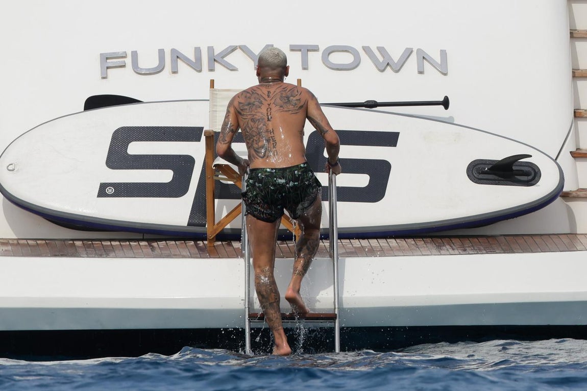 'Funky Town', el yate de Neymar en Ibiza. La embarcación cuenta con todo tipo de juguetes acuáticos: dos paddle surf, un seabob, un kit de jet ski y otro de snorkel.