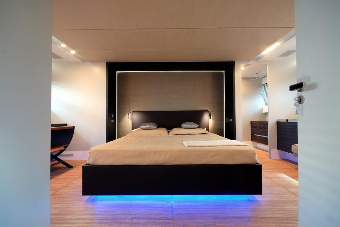 'Funky Town', el yate de Neymar en Ibiza. Las suites son bastante amplias y cada detalle está cuidado al máximo, desde la iluminación al mobiliario, moderno y minimalista en el que impera una paleta de color de tonalidades neutras.