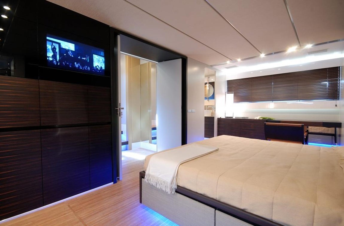 'Funky Town', el yate de Neymar en Ibiza. Entre otras comodidades, consta de un pequeño salón, escritorio y vestidor.