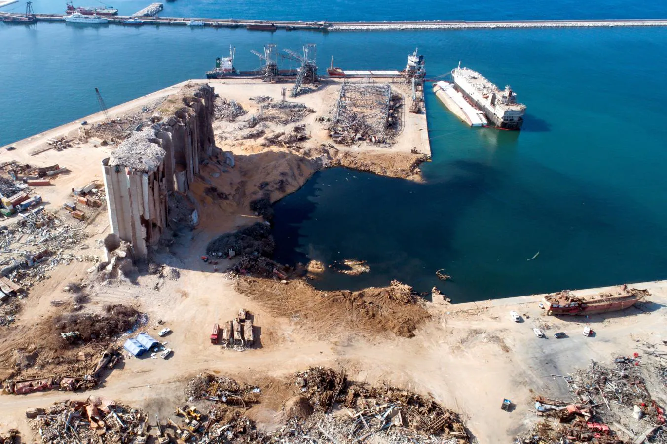 Lo que queda del puerto de Beirut un año después de la explosión, en imágenes