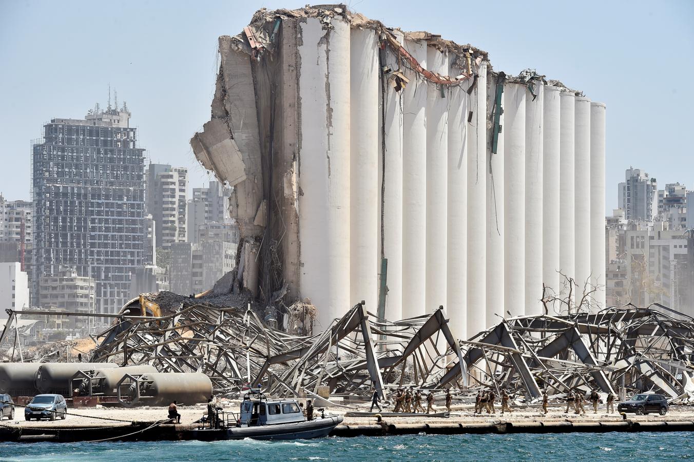 Una foto tomada con un dron muestra los silos de granos dañados en el área del puerto destruido, un año después de que una gran explosión. 