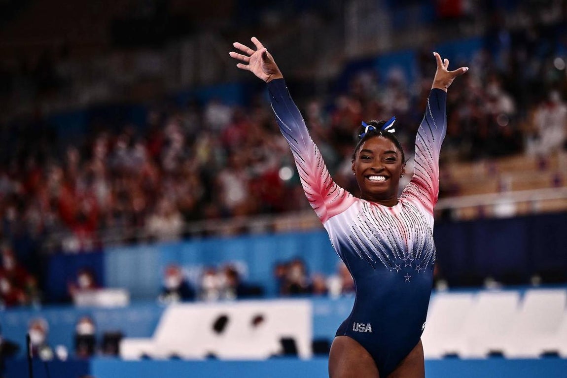 Una sonrisa y un bronce. Simone Biles compitió, sonrió y se colgó la medalla de bronce. La reaparición más esperada de los Juegos de Tokio, la de la gimnasta llamada a reinar, se saldó con un metal más para la estadounidense. Las expectativas en torno a su figura eran enormes, pero Biles alzó la voz, contó su bloqueo mental y se apartó de algunas pruebas. Volvió el último día, ovacionada por público y rivales, y se despidió desde el podio.