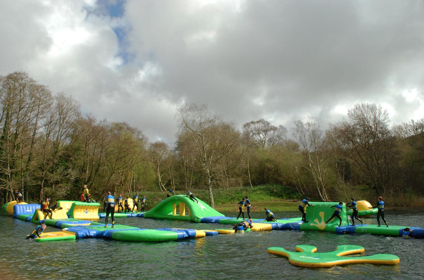 Dorset Aventure Park, Reino Unido. Situado en Dorset, Reino unido, y rodeado por 18 acres de bosques que regalan vistas a la campiña de Purbeck, con el histórico castillo de Corfe como telón de fondo, está el que es el parque acuático mejor valorado por los usuarios, y no es para menos. Este espacio de diversión al aire libre ofrece dos lagos con más de 200 metros de obstáculos y un desafiante sendero de barro, atracciones aptas tanto para niños, como para adultos.