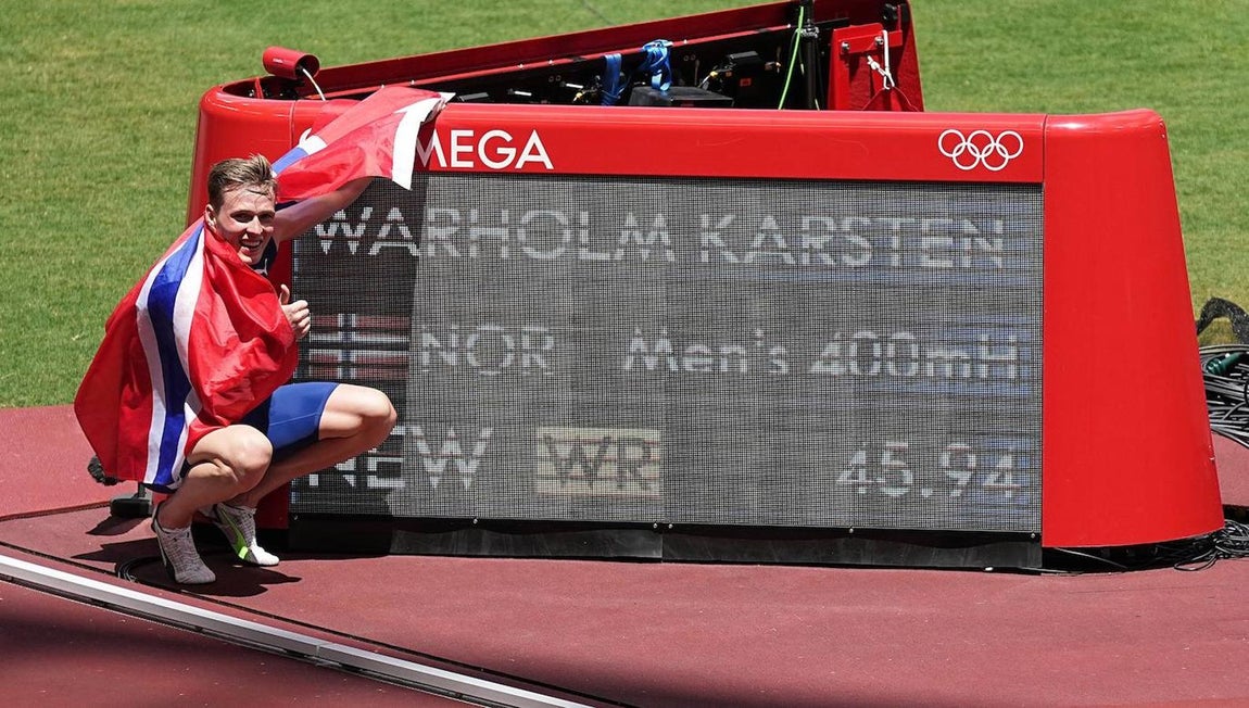 Volar sobre las vallas. Karsten Warholm llevó los 400 metros vallas a una nueva dimensión. En una final inolvidable, el noruego bajó de los 46 segundos (45.94) para batir a un Rai Benjamin que también hizo una marca sensacional (46.12). Su gesto fue mezcla de rabia -se abrió el body mientras señalaba Noruega- y de incredulidad, con la mano en la boca y los ojos abiertos como platos mirando al marcador principal.