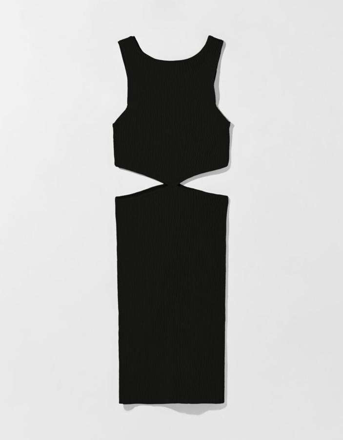 Bershka - Vestidos negros para llevar 24/7. Minivestido con aberturas laterales, de Bershka. Confeccionado en punto grueso, es muy adecuado cuando se busca estilizar la figura sin recurrir a demasiadas estridencias. Precio: 19,99€