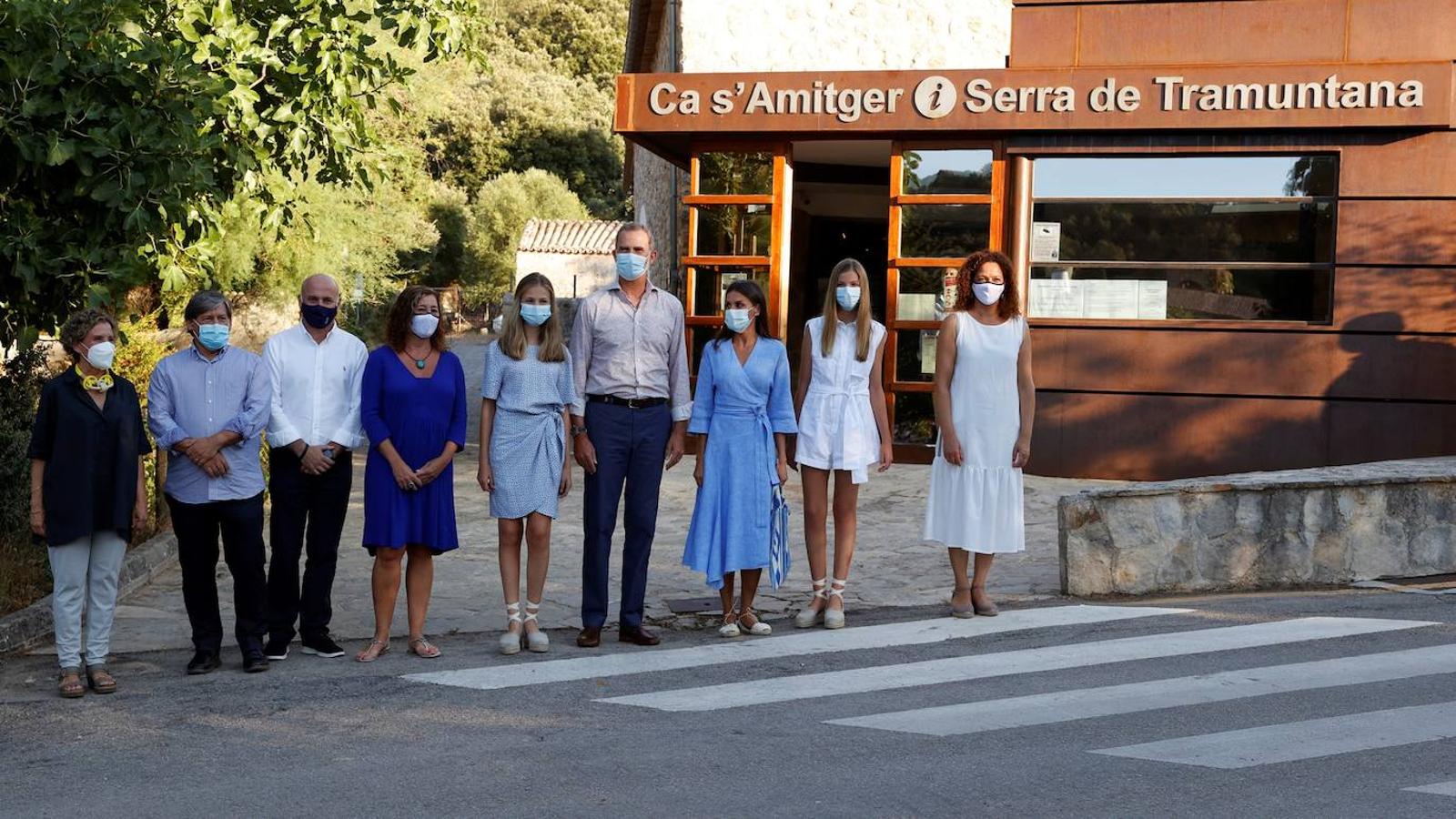 Los reyes Felipe VI (4d) y Letizia (3d) junto a sus hijas, la infanta Sofía (2d) y la princesa Leonor (c), y la presidenta de las Islas Baleares, Francina Armengol (4i), entre otras autoridades, durante su visita al Centro de Interpretación del Paraje Natural de la Sierra de Tramontana y el Santuario de Lluc. 