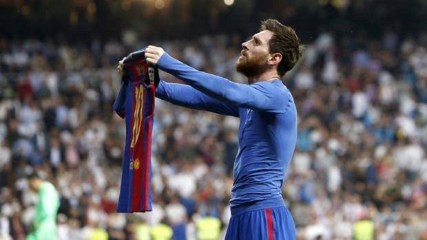 El día que silenció al Bernabéu. Corría el 2017 y Messi volvió a ser determinante ante el eterno rival. En aquella ocasión, anotó el 2-3 definitivo en el los instantes finales del encuentro para sellar la victoria azulgrana. Un triunfo que acercaba el título de Liga a Barcelona. El 10 azulgrana lo celebró de está icónica manera.