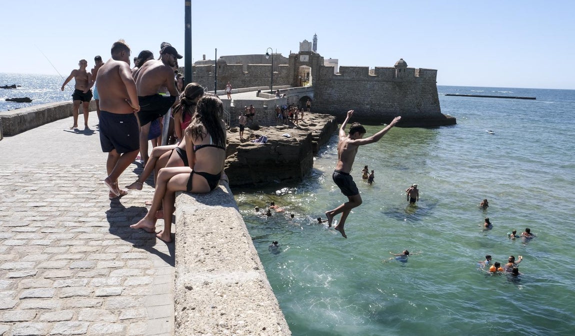 FOTOS: Carteles colocados en el Puente Canal de Cádiz para evitar los saltos