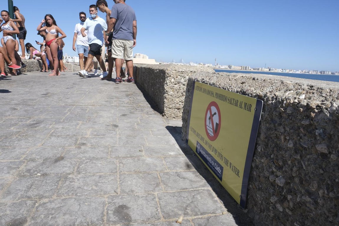 FOTOS: Carteles colocados en el Puente Canal de Cádiz para evitar los saltos