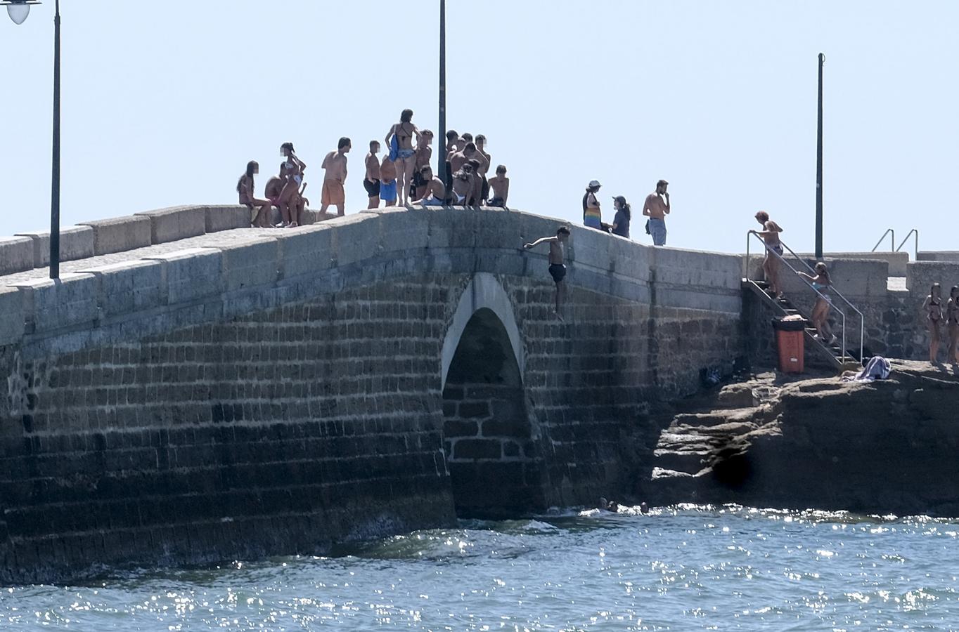 FOTOS: Carteles colocados en el Puente Canal de Cádiz para evitar los saltos