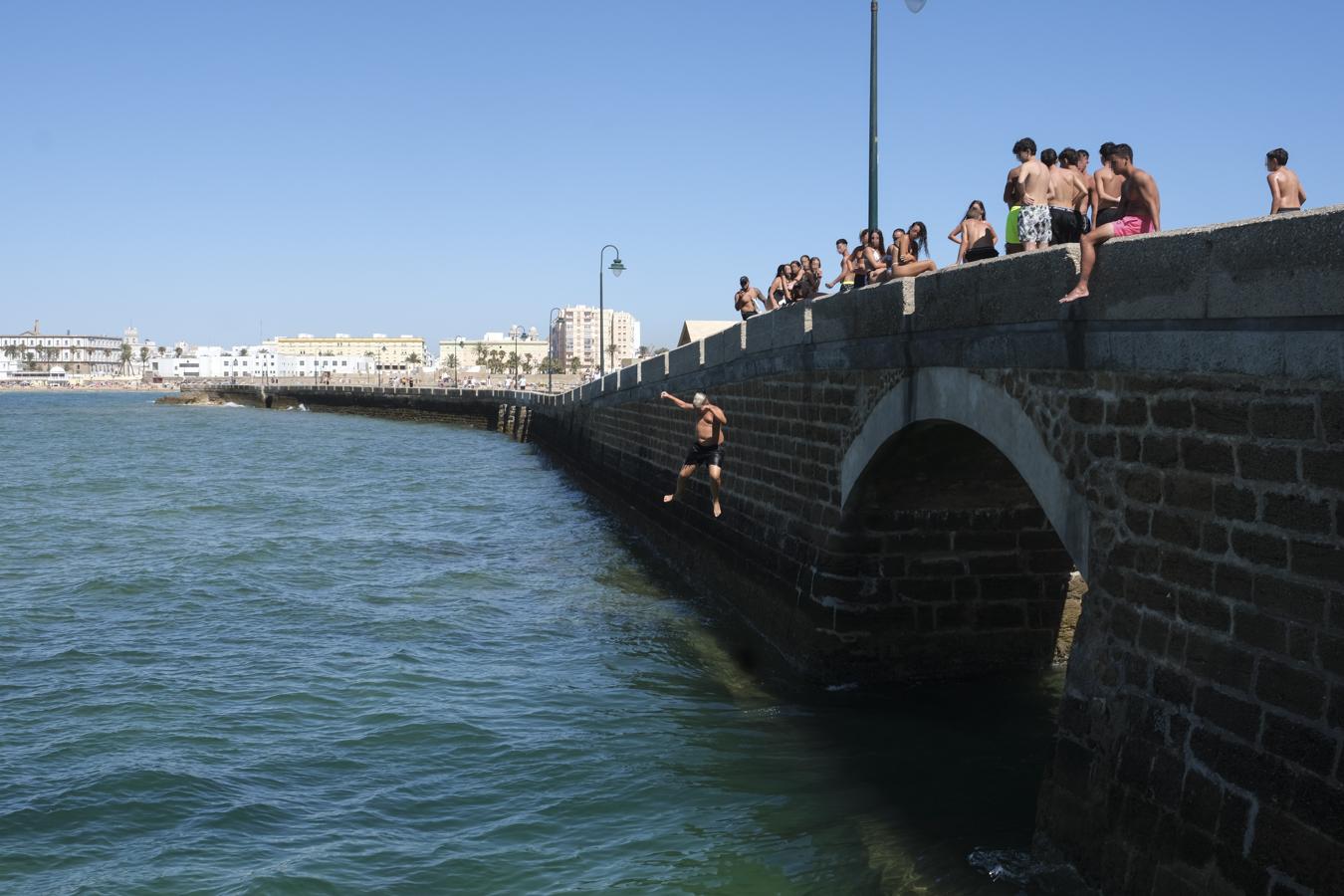 FOTOS: Carteles colocados en el Puente Canal de Cádiz para evitar los saltos