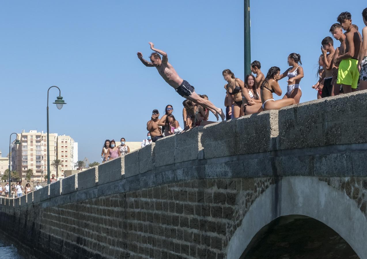 FOTOS: Carteles colocados en el Puente Canal de Cádiz para evitar los saltos