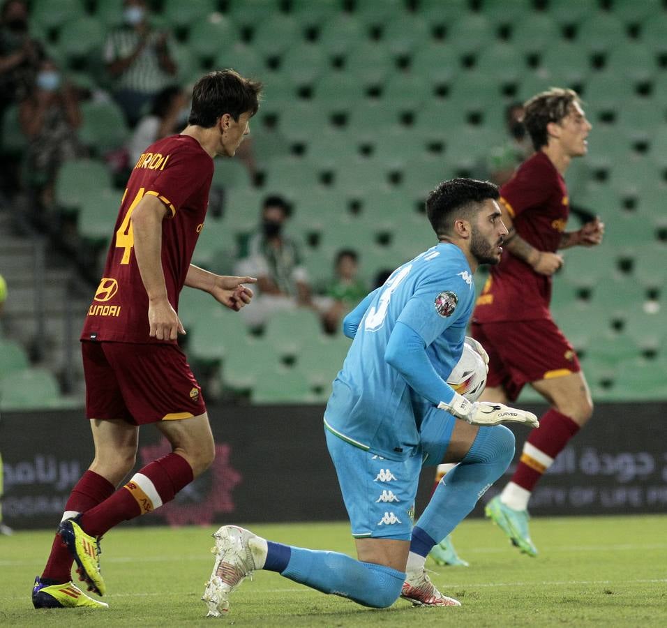 Partido de pretemporada entre el Betis y la Roma disputado en un Benito Villamarín con público