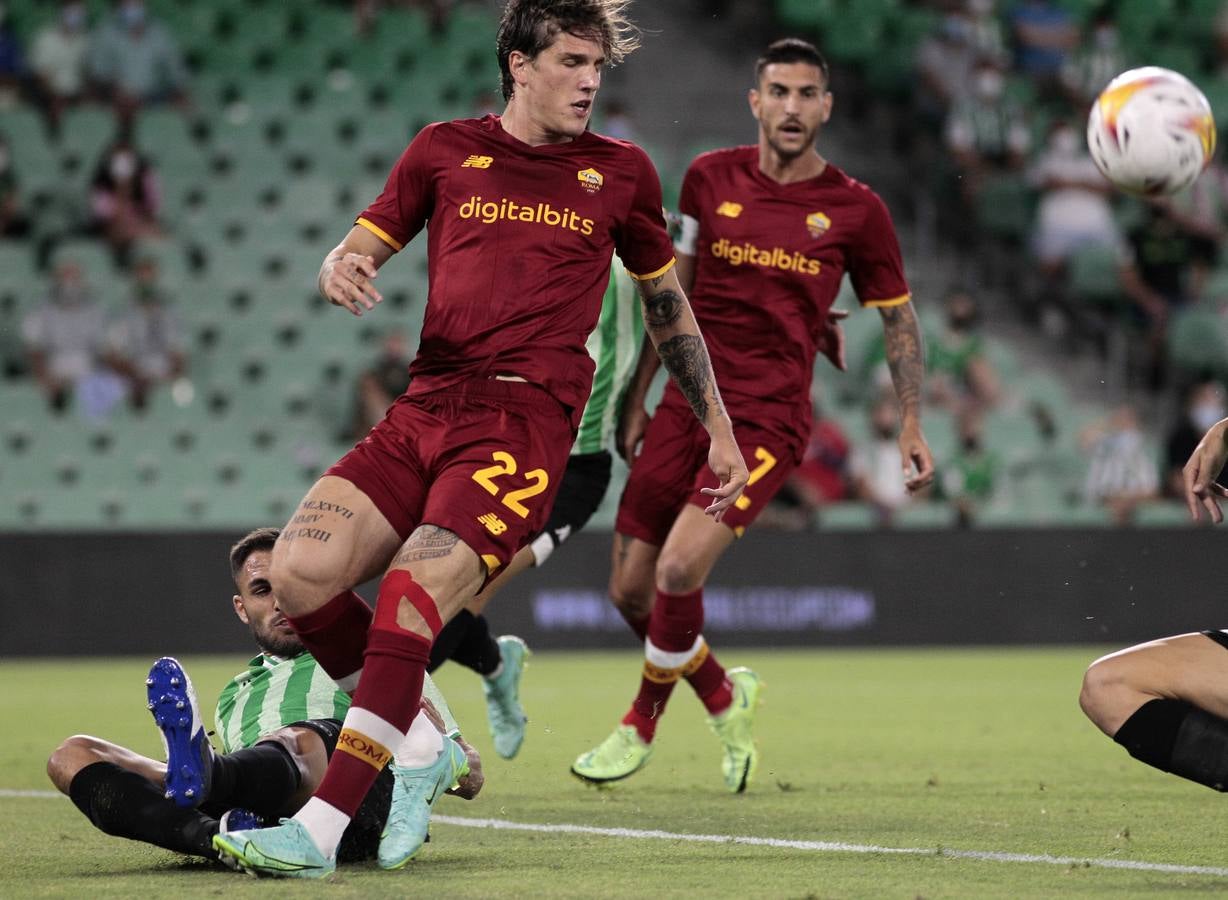 Partido de pretemporada entre el Betis y la Roma disputado en un Benito Villamarín con público