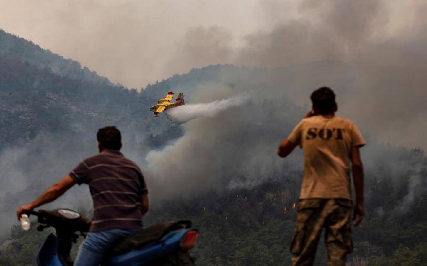 Dos aviones, 22 militares del Ejército del Aire y cinco miembros de la UME se trasladaron a Turquía para ayudar en la lucha contra los incendios. En la imagen uno de los anfibios españoles actúa cerca de la aldea de Yuvarlakcay en el distrito de Koycegiz de Mugla. 