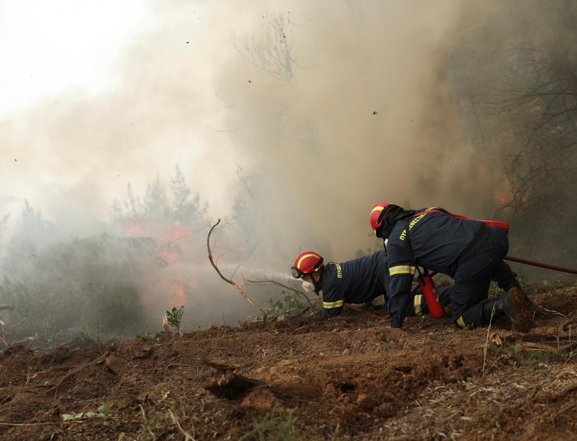 Los bomberos siguen luchando contra las llamas en la isla de Evia. 