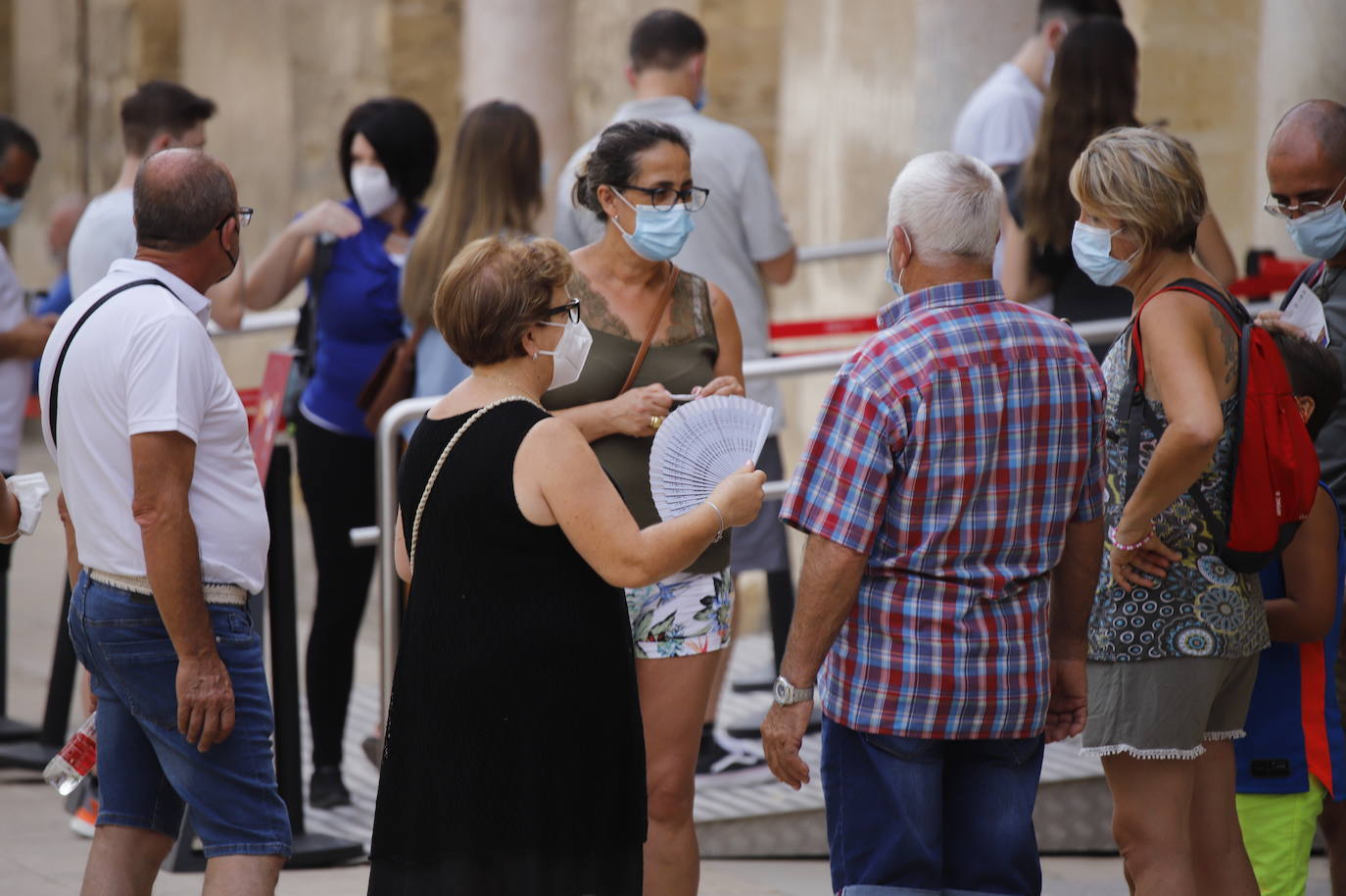 Los turistas durantela ola de calor en Córdoba, en imágenes