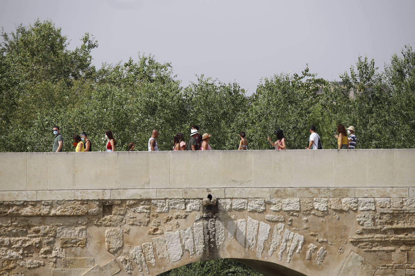 Los turistas durantela ola de calor en Córdoba, en imágenes