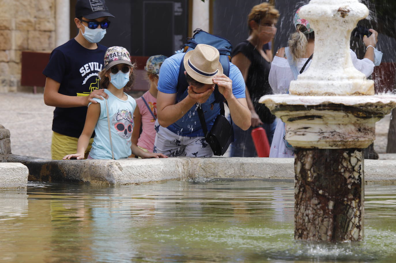 Los turistas durantela ola de calor en Córdoba, en imágenes