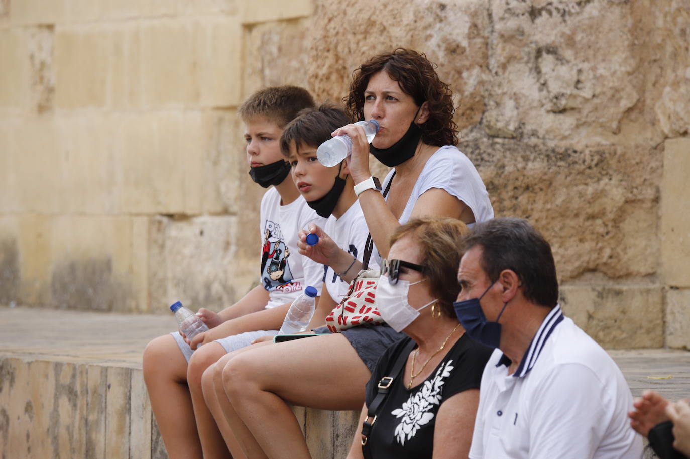 Los turistas durantela ola de calor en Córdoba, en imágenes