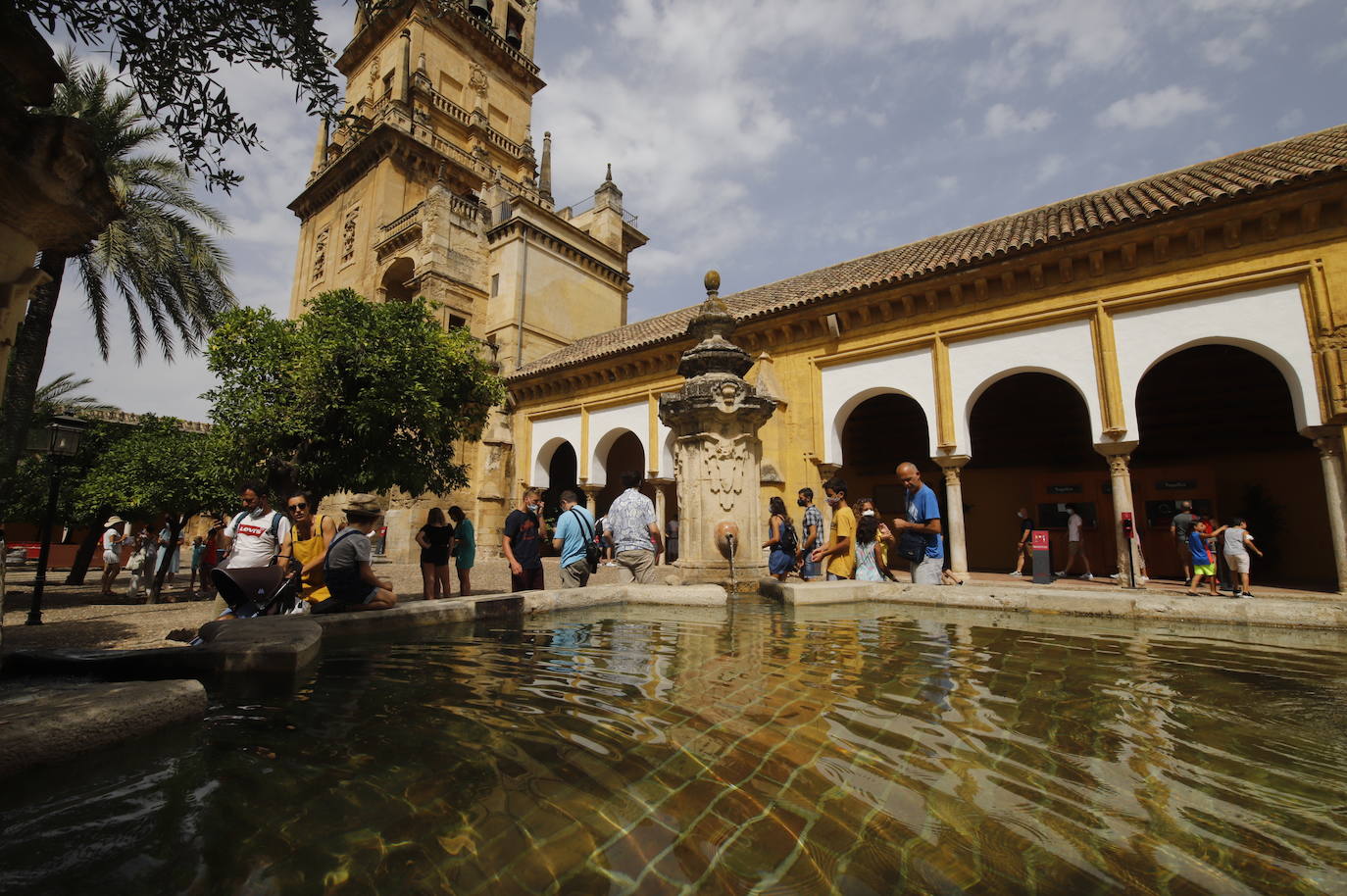 Los turistas durantela ola de calor en Córdoba, en imágenes