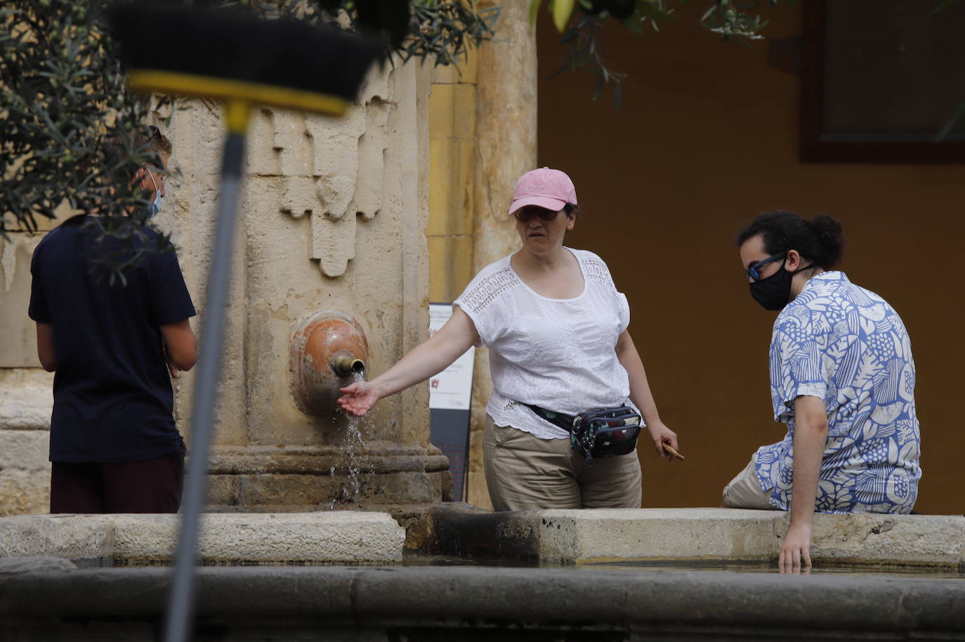 Los turistas durantela ola de calor en Córdoba, en imágenes