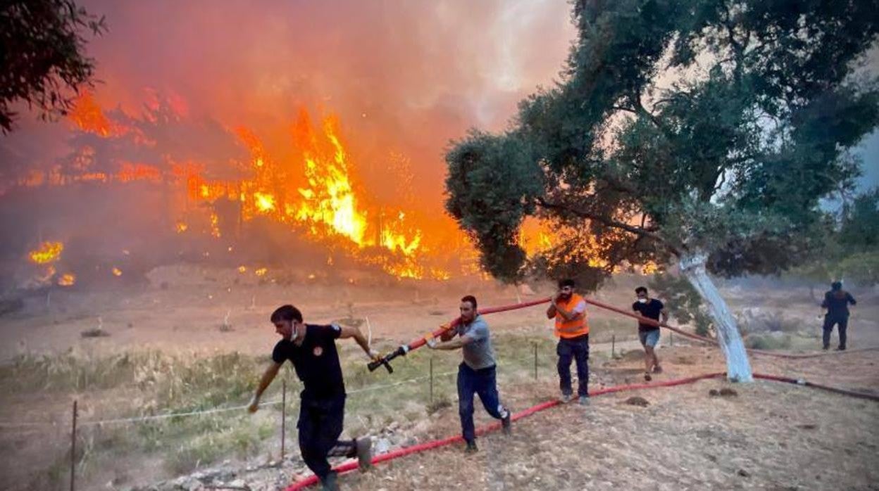 El fuego arrasa el Mediterráneo oriental con la isla de Evia como epicentro