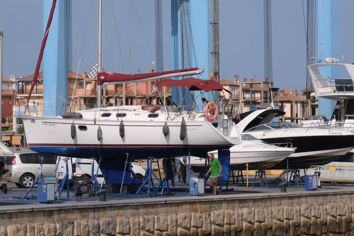 FOTOS: Varios veleros han tenido que pasar por el varadero de Puerto Sherry tras su contacto con las orcas