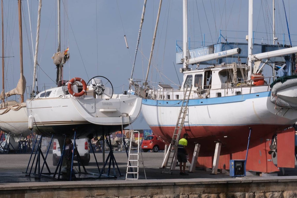 FOTOS: Varios veleros han tenido que pasar por el varadero de Puerto Sherry tras su contacto con las orcas