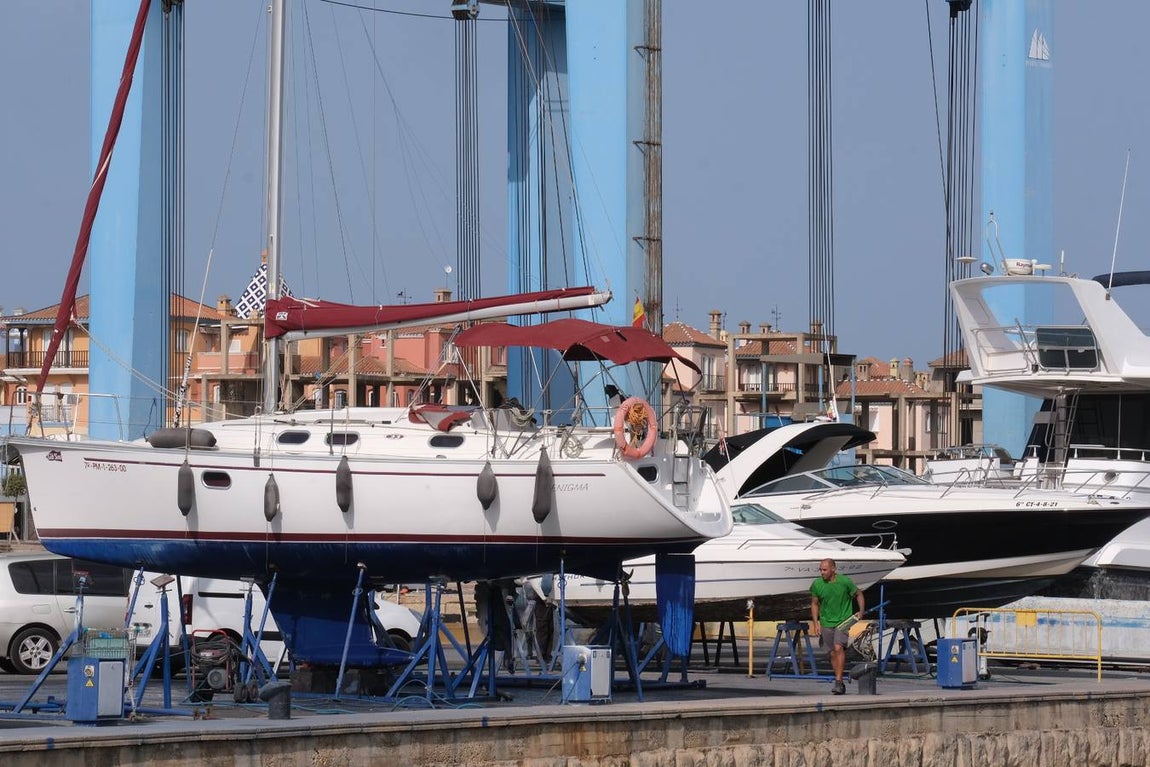 FOTOS: Varios veleros han tenido que pasar por el varadero de Puerto Sherry tras su contacto con las orcas