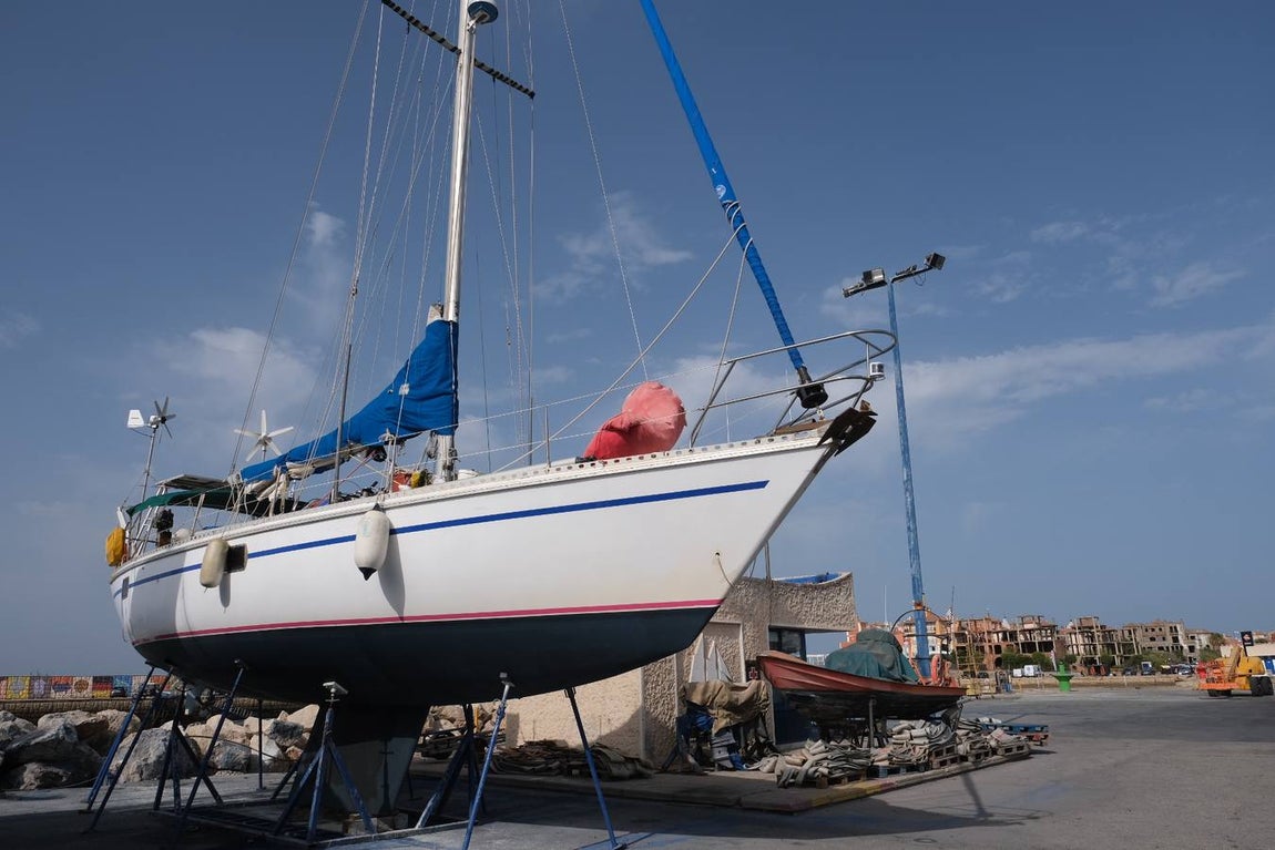 FOTOS: Varios veleros han tenido que pasar por el varadero de Puerto Sherry tras su contacto con las orcas