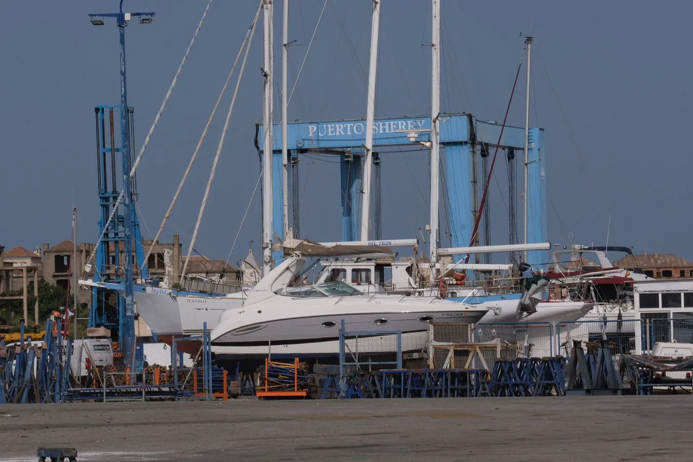 FOTOS: Varios veleros han tenido que pasar por el varadero de Puerto Sherry tras su contacto con las orcas
