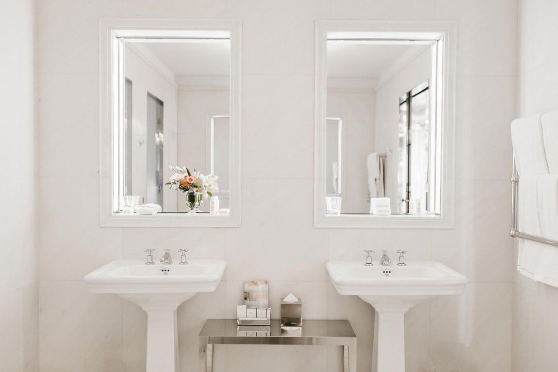 Lavabos dobles y todo tipo de comodidades en uno de los baños del alojamiento.