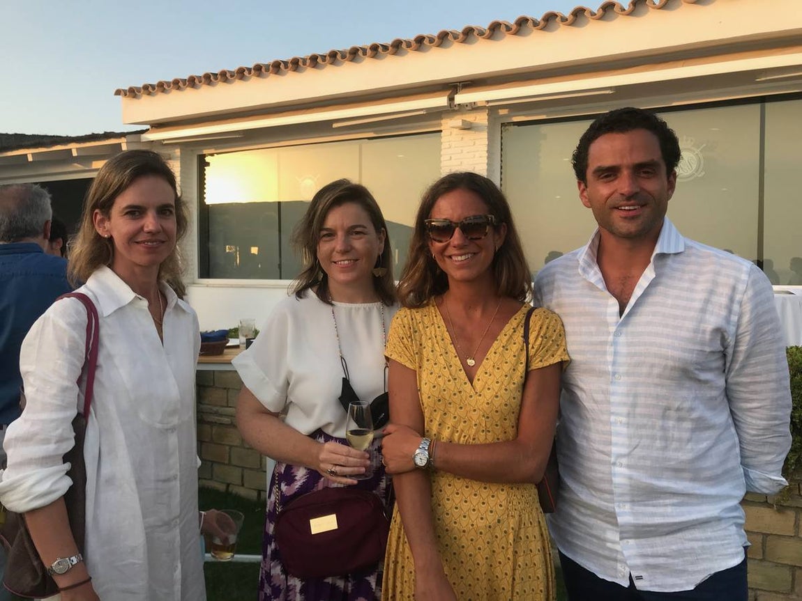 Teresa Gridilla, Marta Sebastián de Erice, Carmen Gridilla y Francisco Gómez. 