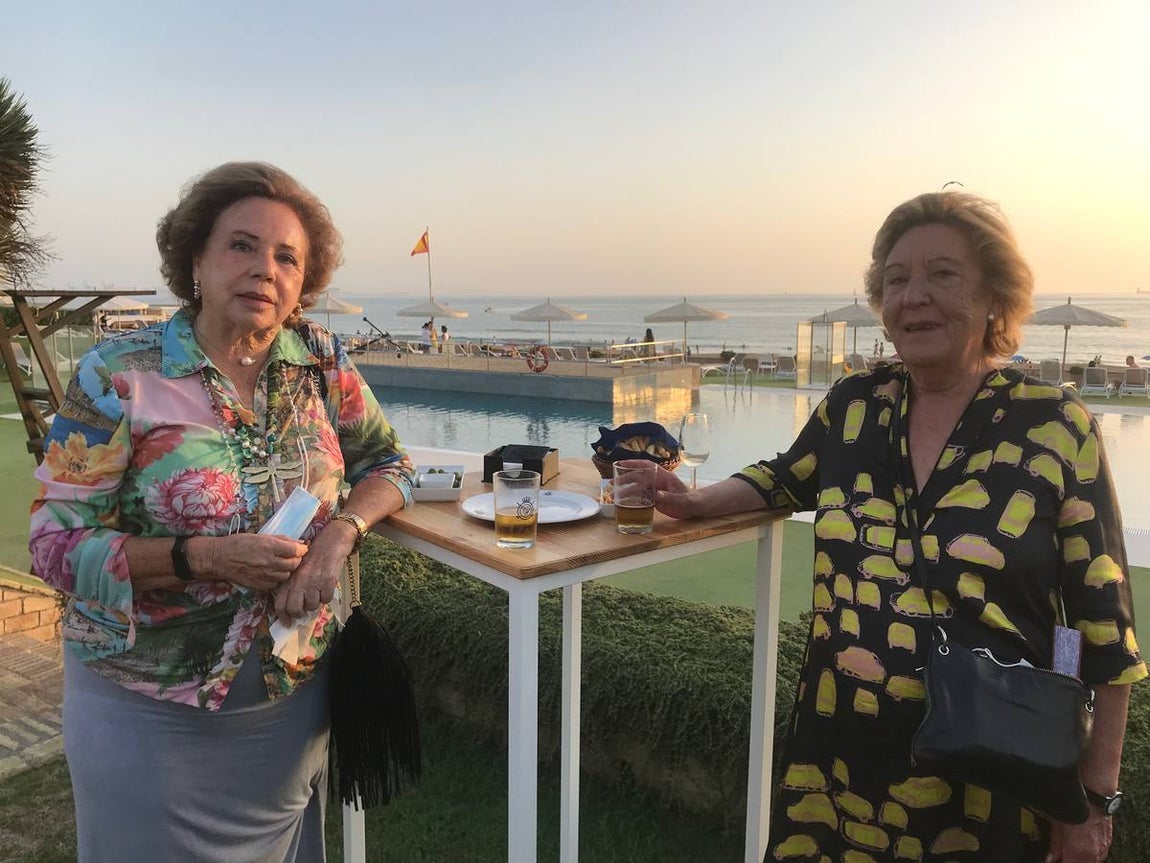 Mari Carmen Roldán y Claudia Martín. 