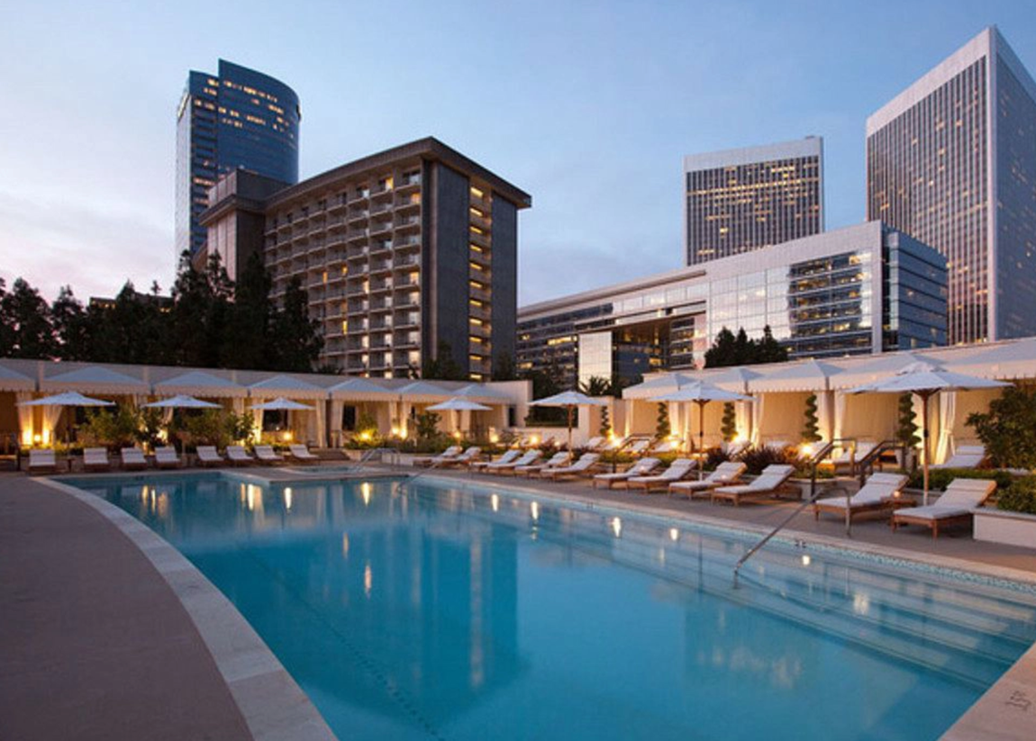 Así es el penthouse de Matthew Perry. Entre los servicios comunes que ofrece este edificio están: conserje las 24 horas al día los siete días de la semana, una piscina olímpica, gimnasio, biblioteca, restaurante y hasta 4 acres de jardines con zonas de comedor, fuentes y diferentes senderos para caminar.