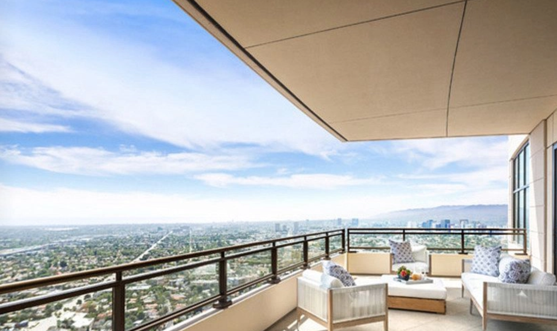 Así es el penthouse de Matthew Perry. ¿Lo mejor? Incluye cuatro terrazas que ofrecen unas increíbles vistas de la ciudad y la montaña. Además, se trata de un apartamento de lo más luminoso gracias a sus grandes ventanales y sus paredes pintadas en tonos claros dan mayor sensación de amplitud.