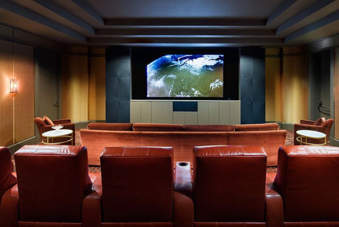 Así es el penthouse de Matthew Perry. Entre sus diferentes estancias destacan una sala de cine con sofá y cómodas butacas, una amplia sala de estar con dos chimeneas y un comedor formal con capacidad paras hasta 25 personas.