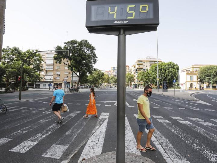 Las peores previsiones meteorológicas no se cumplieron y la temperatura fue este sábado en Sevilla muy alta, pero no de récord