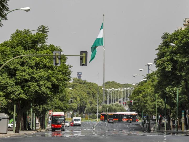 Las peores previsiones meteorológicas no se cumplieron y la temperatura fue este sábado en Sevilla muy alta, pero no de récord