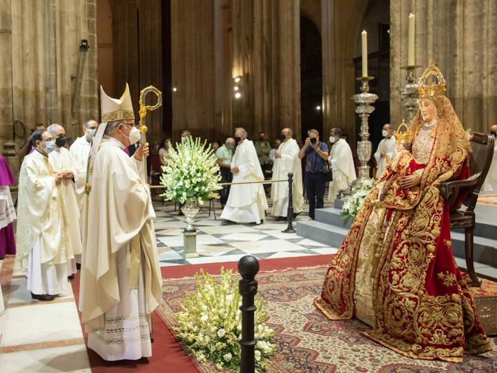 Meneses ha mostrado su deseo de hacer un acto extraordinario con la Virgen de los Reyes