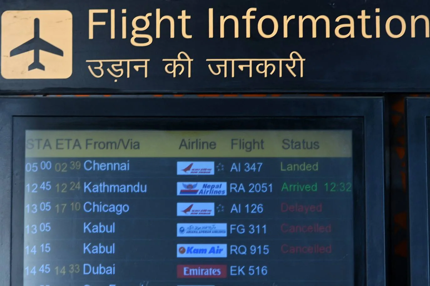 Un panel informativo del Aeropuerto Internacional Indira Gandhi en Nueva Delhi muestra la cancelación de vuelos procendentes de Kabul. 