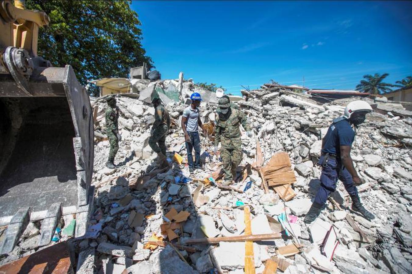 Personal realiza trabajos de remoción de escombros, búsqueda y rescate tras el terremoto registrado este sábado en Haití, hoy, en Les Cayes (Haití). 