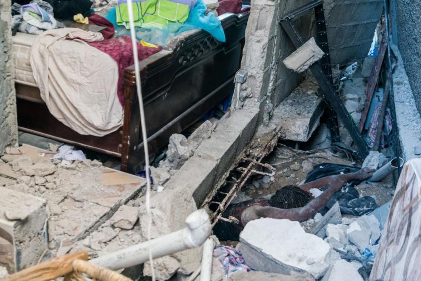 El cuerpo sin vida de una mujer bajo los escombros de un edificio en el barrio de Dexia 6, Les Cayes. 