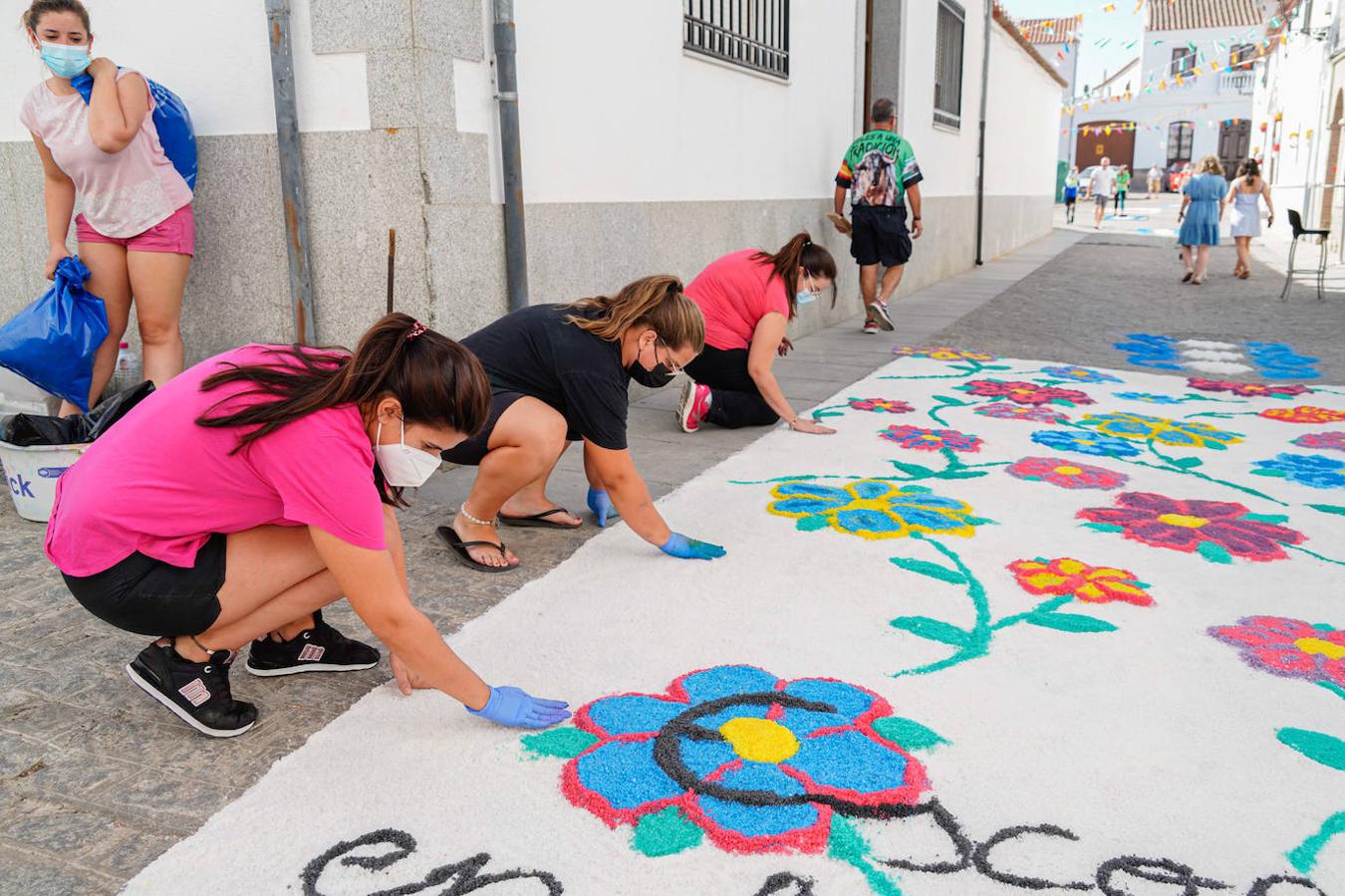 Las alfombras por San Roque de Dos Torres, en imágenes