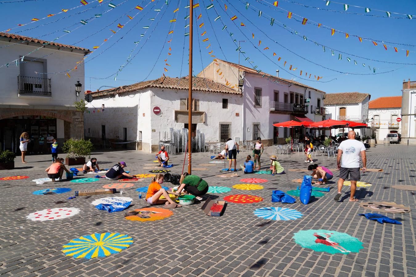 Las alfombras por San Roque de Dos Torres, en imágenes