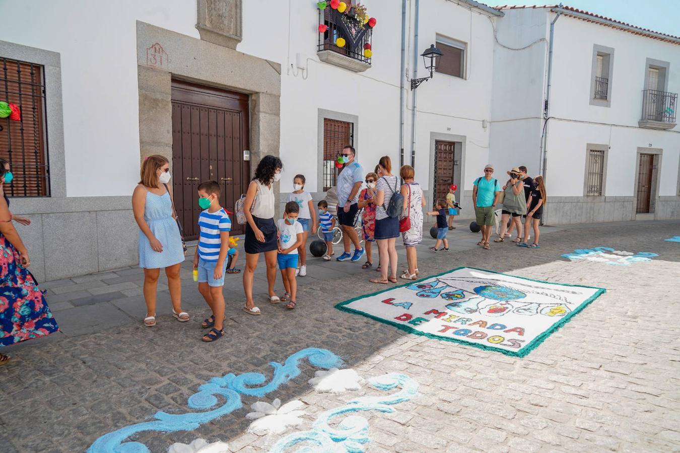 Las alfombras por San Roque de Dos Torres, en imágenes