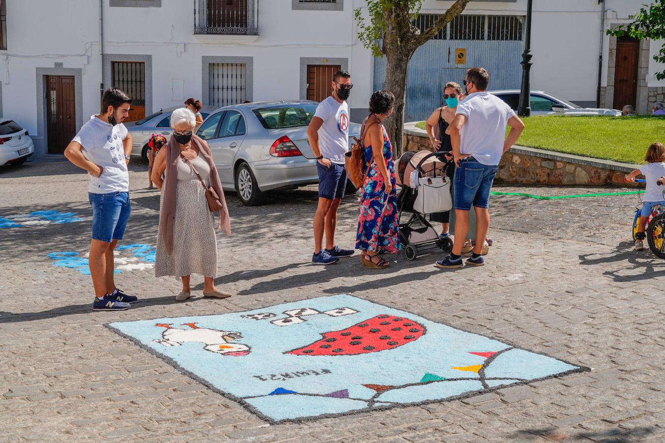 Las alfombras por San Roque de Dos Torres, en imágenes