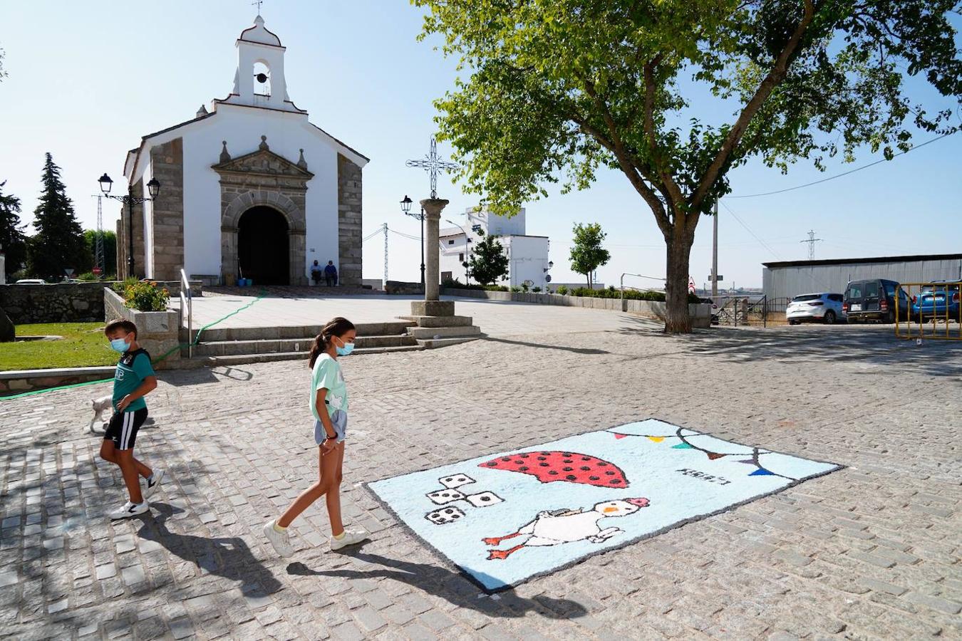 Las alfombras por San Roque de Dos Torres, en imágenes